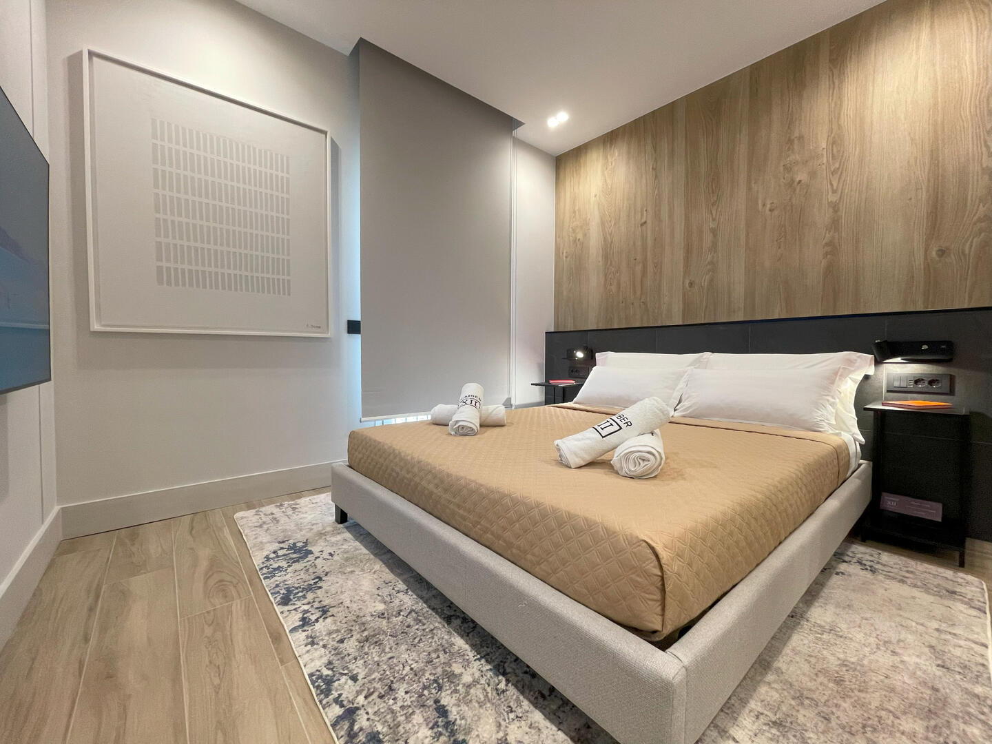 Bedroom with King-sized bed and Premium linens